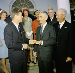 00-0-Copr_2024-_John_F_Kennedy_Presidential_Library_and_Museum_JFKWHP-KN-C17578.t.jpg